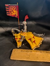 1997 Britains Toy Soldier Mounted Medieval Knight Horse Flag Metal Yellow Red