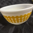 Vintage 1969-73 Pyrex Yellow DOTS #402 1 1/2 Quart Mixing Bowl Milk Glass USA
