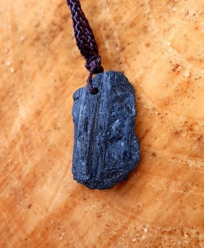 Anhänger Magie Schwarzer Turmalin Rohstein Glücksbringer Natur Wikinger K38.19 - Bild 7 von 8