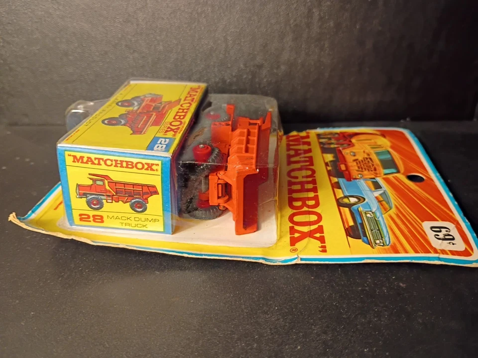 Camión de volteo Matchbox #28 Mack en paquete blíster (sellado) caja original F2 Script incluida Foto 3 de 4