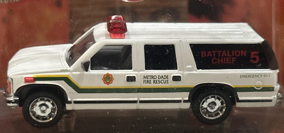Code 3 GMC Suburban Metro Dade County Fire Diecast Battalion Chief 5 1/64 Scale - Image 2 of 4