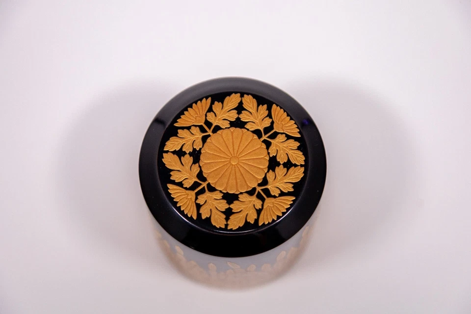 Cresta de crisantemo Hon-Makie Nakatsume Urushi negro dorado Nakatsugi Natsume Foto 4 de 4