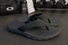 Men's Oakley Flip Flops Black Size 10 Sandals Sport Slides Operative 13477
