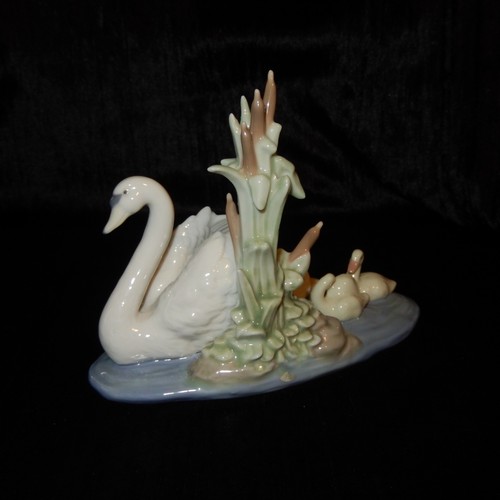 LLADRO Porcelain FOLLOW ME 5722 SWAN Family RETIRED Cygnet Mother Water Pond - Picture 6 of 9