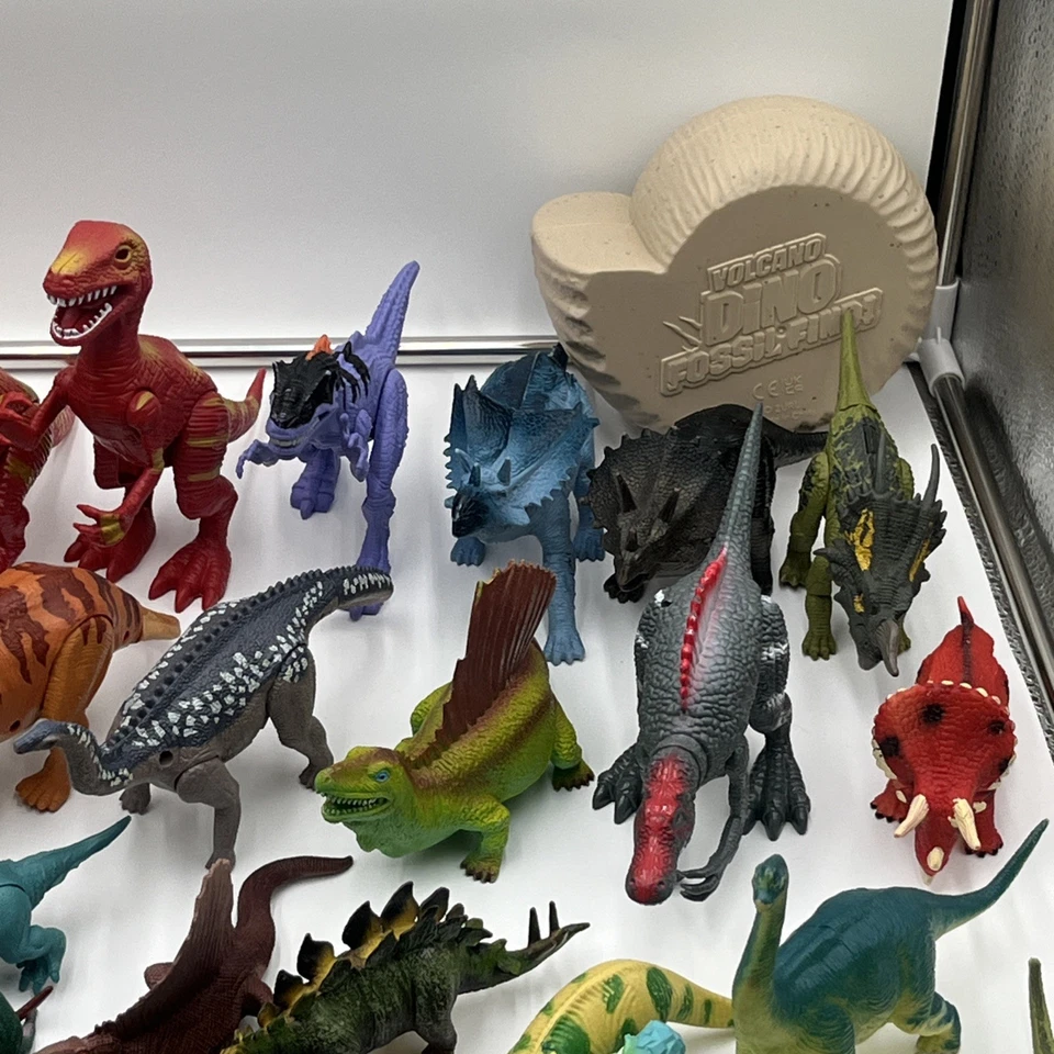 Lote de 105 piezas de juguetes de dinosaurios masivos Parque Jurásico y más juguetes de tamaño mini a mediano Foto 2 de 4