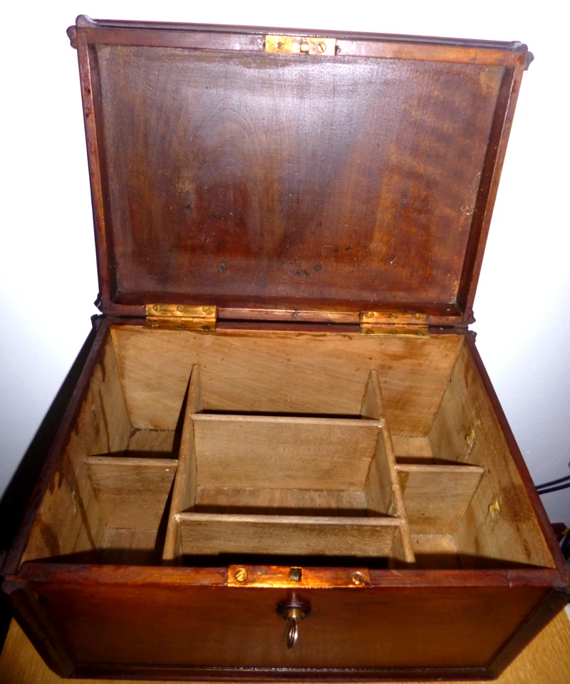 Ancienne Grande Boîte coffre en bois, couture, ou autre,  déb. XXe - Photo 2/4