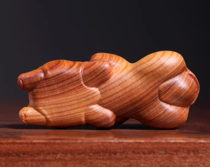 YZ217 - 7.9 x 3.9 x 3.4 CM Thuja Cypress Wood Netsuke YZ217 - 7.9 x 3.9 x 3.4 CM Thuja Cypress Wood Netsuke