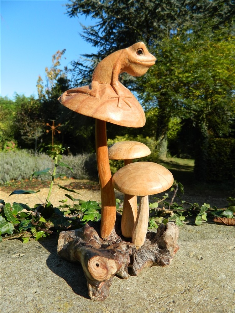 Wooden Frog Mushroom Carving - Frog On Three Mushrooms
