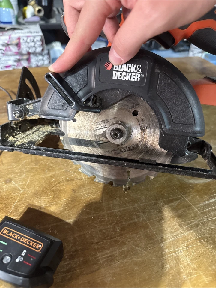 Sierra circular inalámbrica BLACK+DECKER BDCCS20C 139 mm Foto 2 de 4