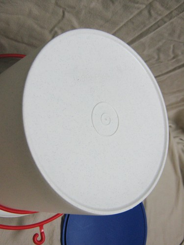 TUPPERWARE #255 SPECKLED FIREWORKS W/ BLUE LID RED LATCH HANDLE 9 QT BUCKET PAIL - Picture 7 of 9