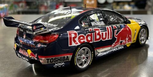 830579 2013 CHAMP WINNER JAMIE WHINCUP #1 HOLDEN VF COMMODORE 1:18 AND TROPHY - Bild 9 von 19