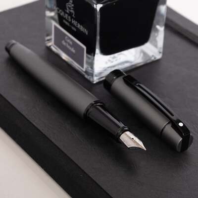 Sheaffer 300 Fountain Pen - Matte Grey with Black Trim