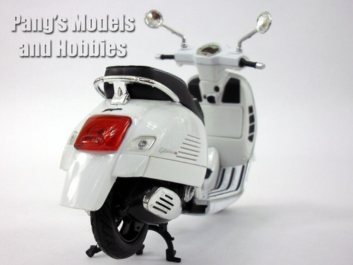 Vespa GTS 300 Super Scooter 1/12 Scale Diecast Metal Model by NewRay - Picture 5 of 5