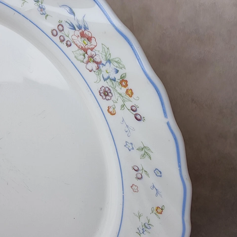 Plat Rond Arcopal – Modèle Victoria – Opaline Blanche à Décor Floral Vintage - Photo 2/4