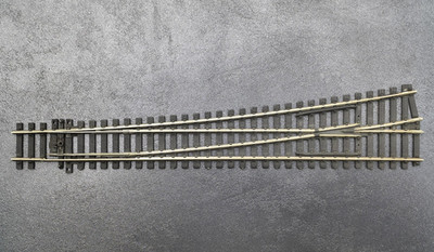 Peco lange gerade Weiche links. 2.5 mm Schienenprofil,  Code 100