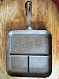 vintage Wagner's 1891 cast iron cookwar bacon & egg breakfast skillet.