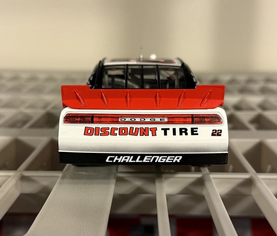 Autografiado Brad Keselowski CFS #22 2012 neumático de descuento 1:24 Dodge Challenger Foto 4 de 4