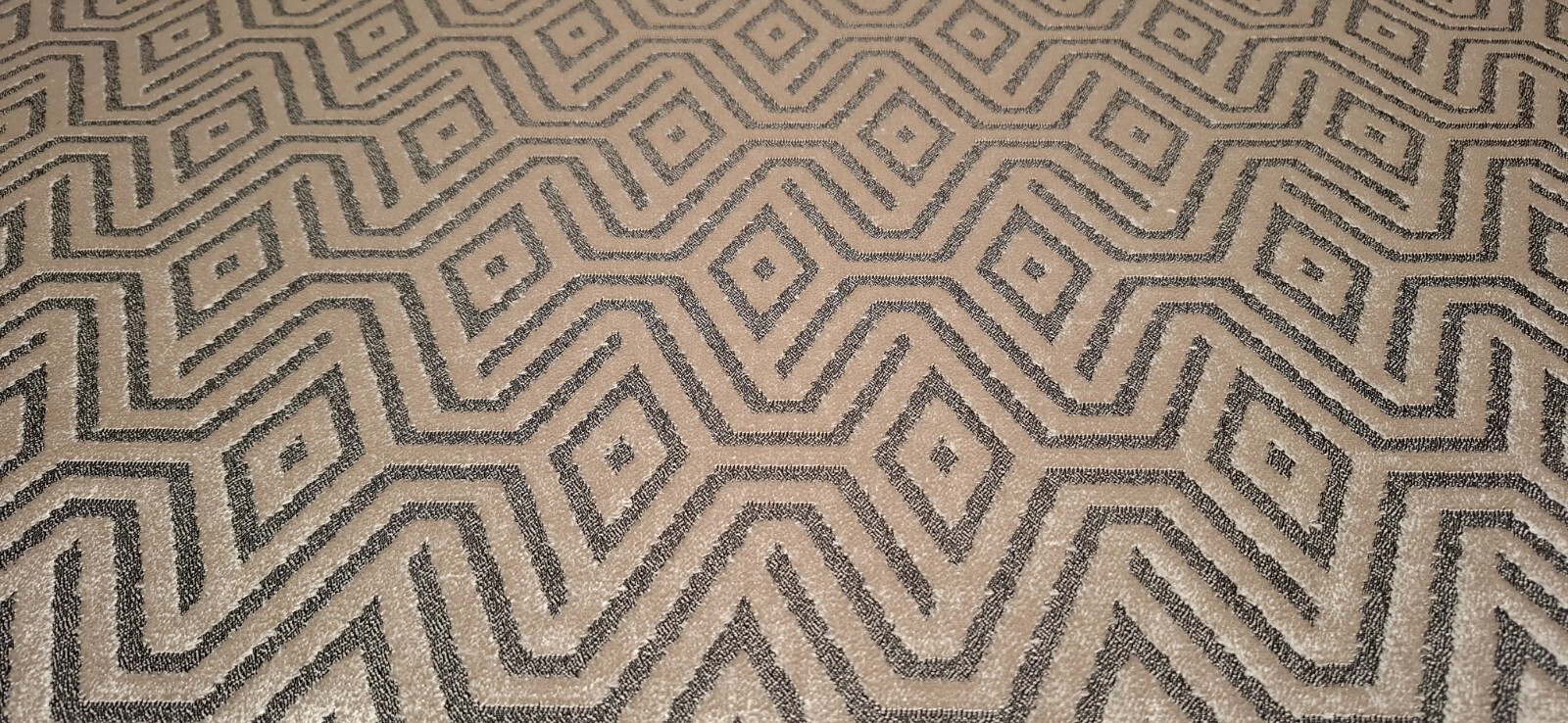 ROLL END 5 METRES OF SILVER GREY CUT VELVET GEOMETRIC DESIGN UPHOLSTERY FABRIC