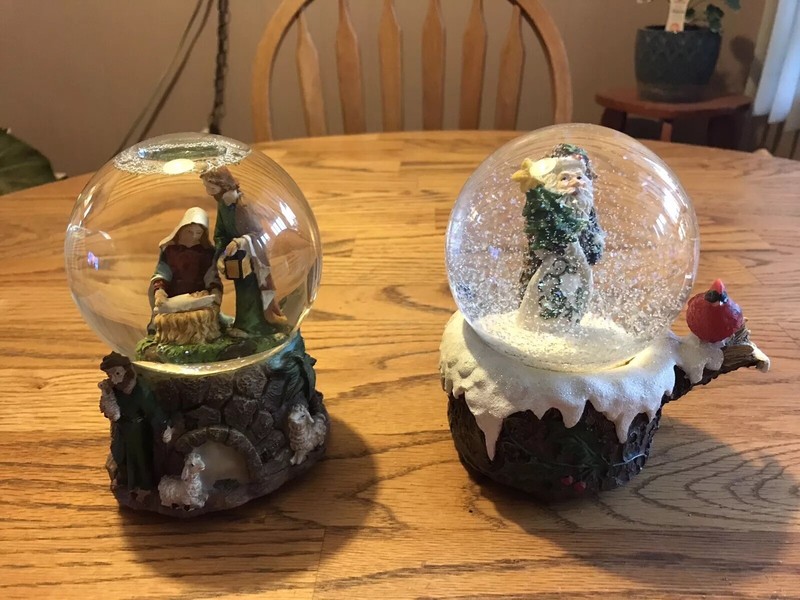 2 Christmas Snow Globes That Play A Christmas Song