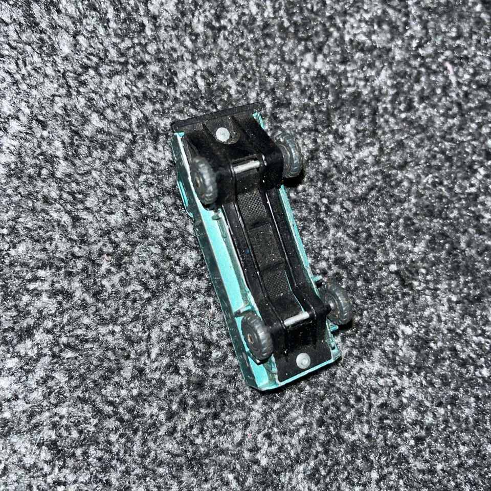 Camión fundido a presión Husky Land Rover usado verde azulado #200 Foto 3 de 3