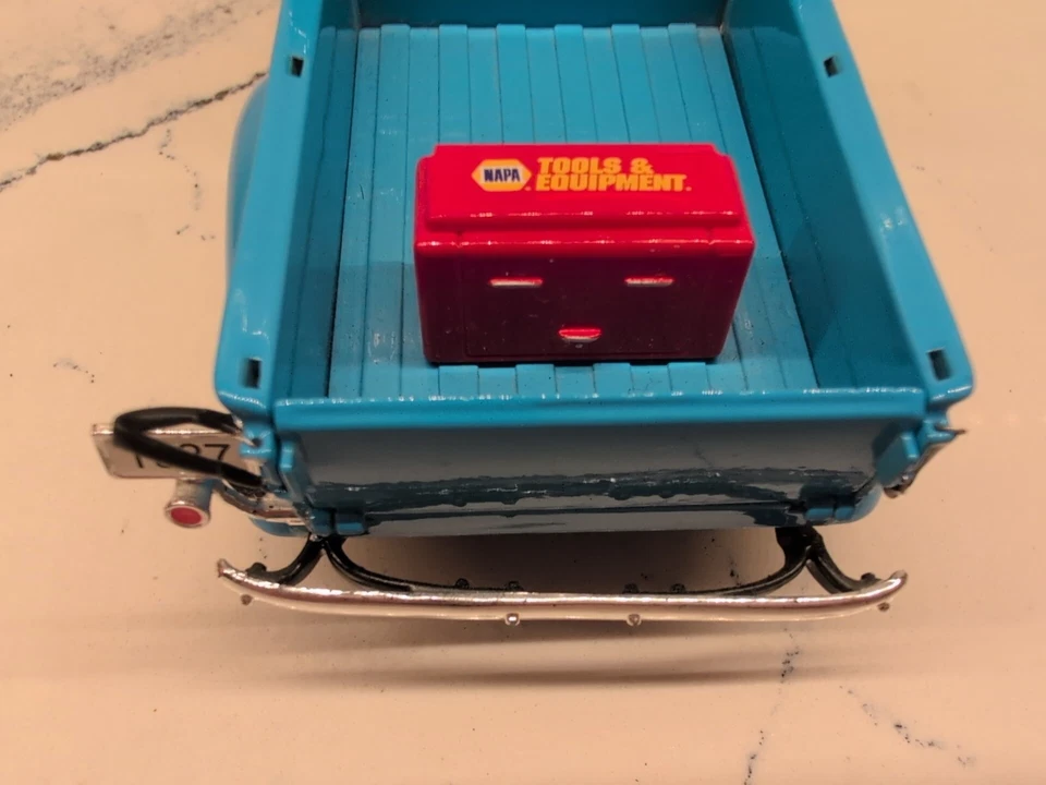 Studebaker 1937 1/24 diecast camioneta réplica con caja herramientas Napa y llave de equipo Foto 4 de 4