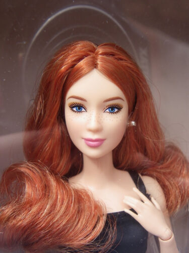 Barbie BASICS rousse modèle 4 petite robe noire 2025 Mattel JBH74 poupée NRFB - Imagen 3 de 6