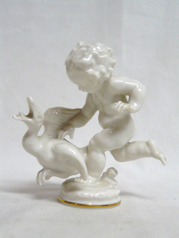 Hutschenreuthger Aktiengesellschaft Selb Kunstabteilung Cherub Chasing Goose