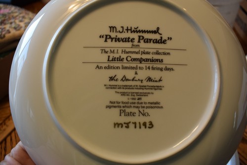HUMMEL PLATE PRIVATE PARADE DANBURY MINT LITTLE COMPANIONS - Picture 2 of 2