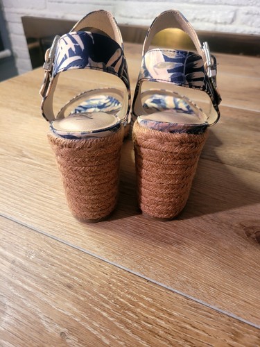 Life Stride Damen-Keilsandalen Tango 2 marineblau Blumenmuster perforiert Größe 10 Küste - Bild 7 von 10