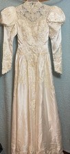 Vintage White Regular Wedding Dress with a Long Veil In Good Condition