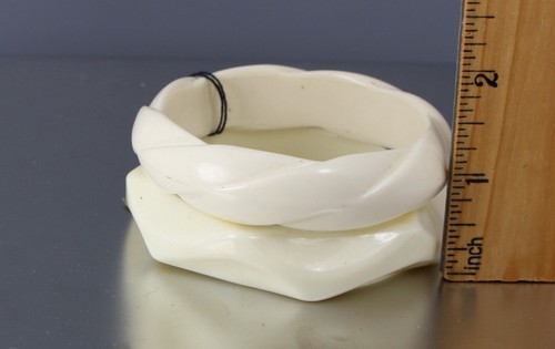 LOT OF 2 VINTAGE 60’S OFF WHITE CARVED PLASTIC LUCITE BANGLE BRACELETS HONG KONG - Picture 2 of 3