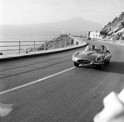 Silva Koscina and French actor Jean Sorel driving in Made in Italy- Old Photo 1