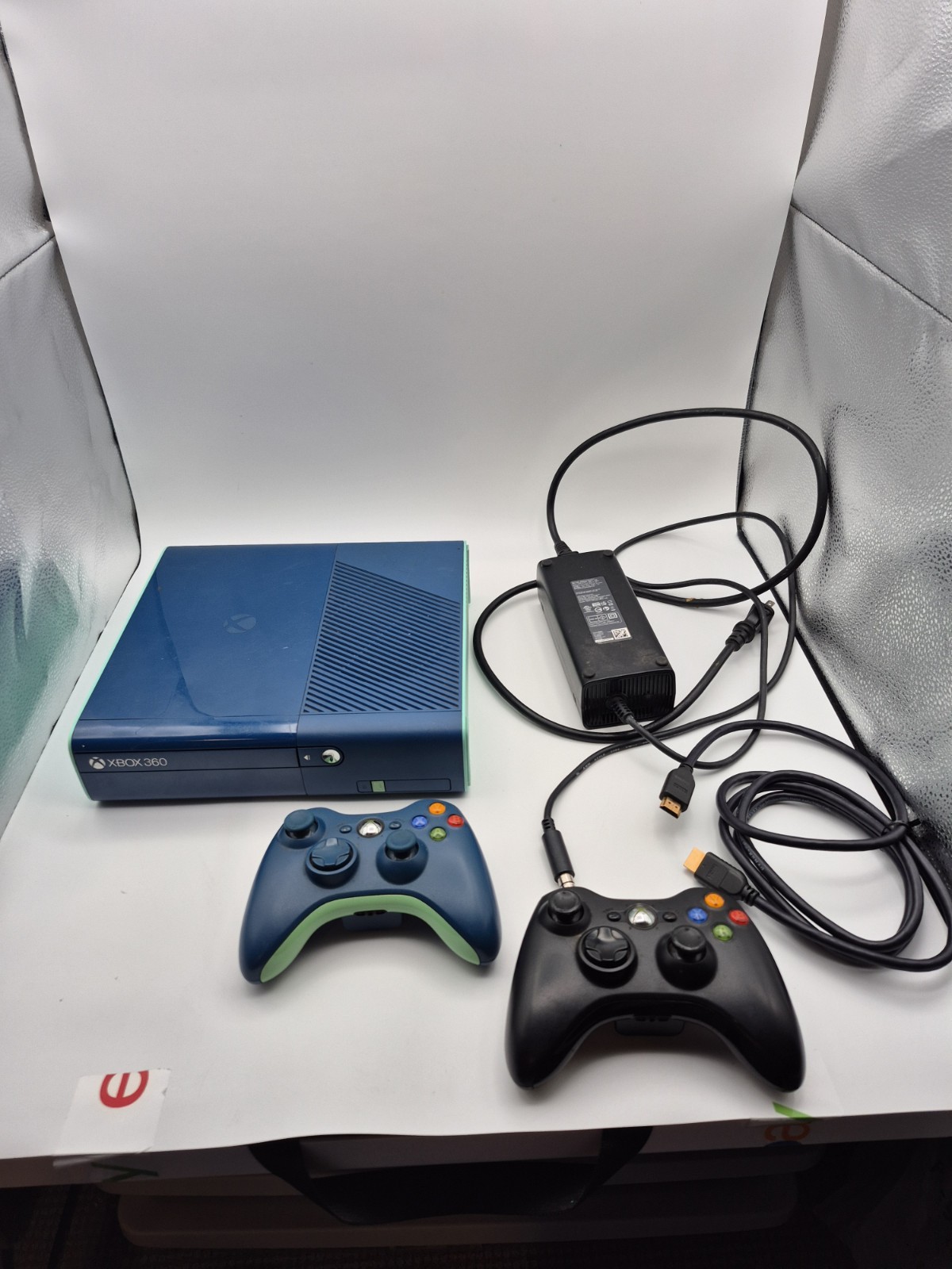 Xbox 360 E Call of Duty Edition Blue Console + 2 Controllers