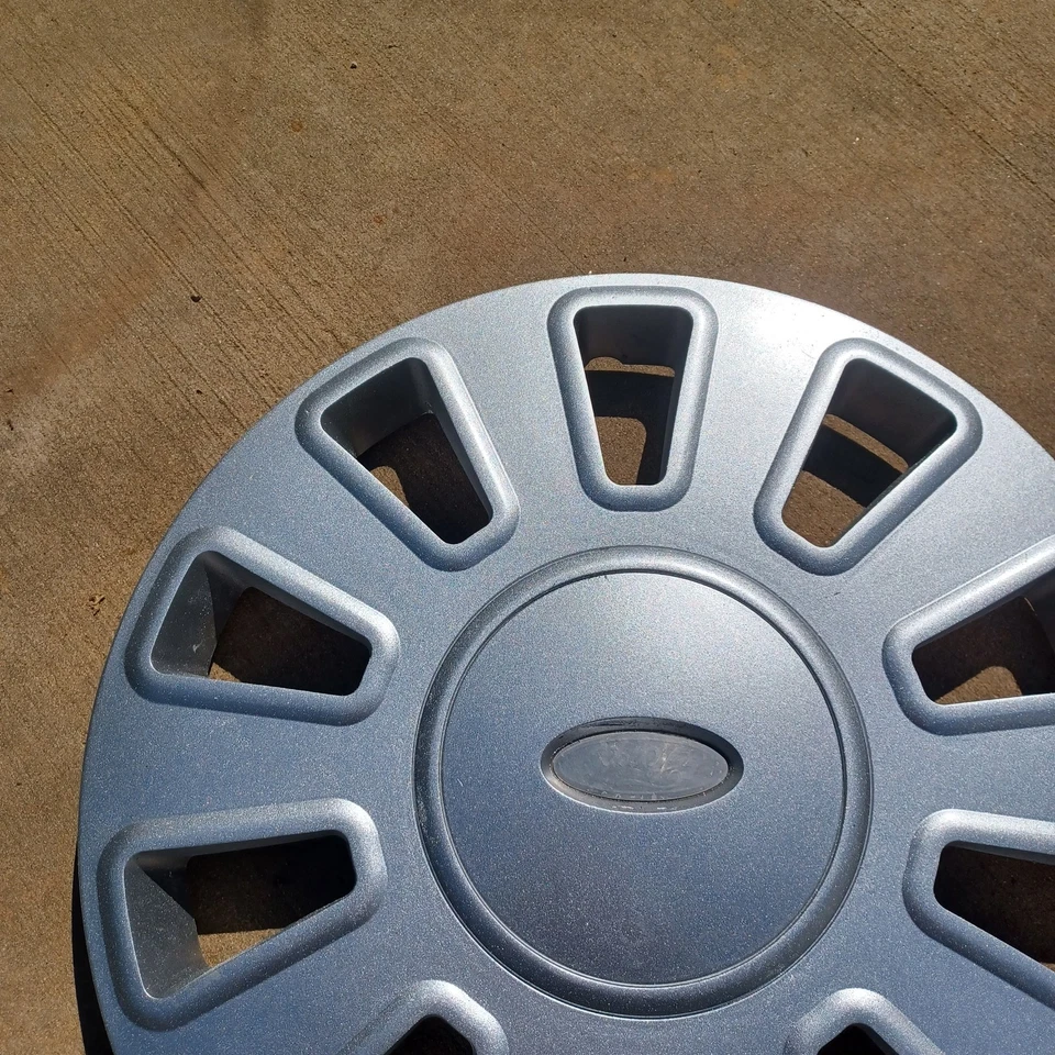 Ford Crown Victoria hubcap 2006-2011, fits 17" rim p/n 7W731130AE 7050 repainted - Image 2 of 4