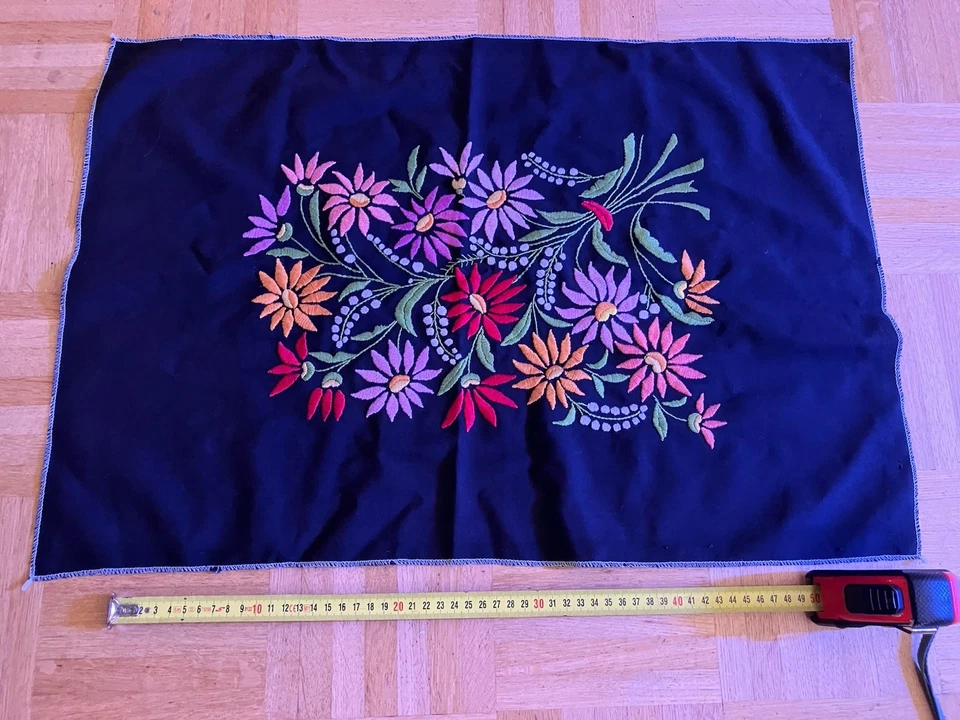 Ungarische Handstickerei – Blumenmotiv auf dunkelblauem Stoff 63×40 cm