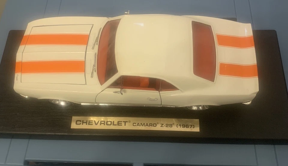 Camaro Yat Ming Road Legends 1967 branco e laranja 1/18 - Imagem 3 de 4