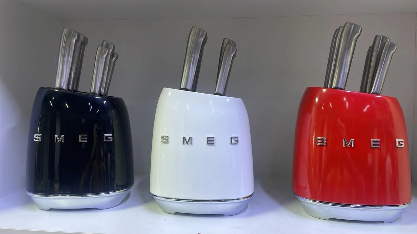 Set of SMEG kitchen knives with a stand of 6 stainless steel knives.