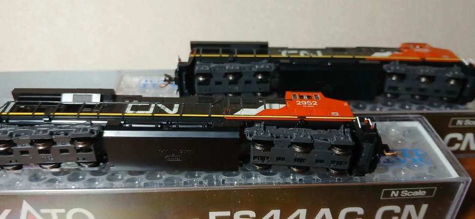 N Scale Kato GE ES44AC Canadian National #2952 and #2898 DCC - Image 3 of 4