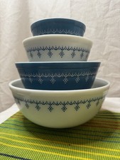 Pyrex Snowflake Garland Set Of 4 Blue/White Nesting Mixing Bowls 401-404 B