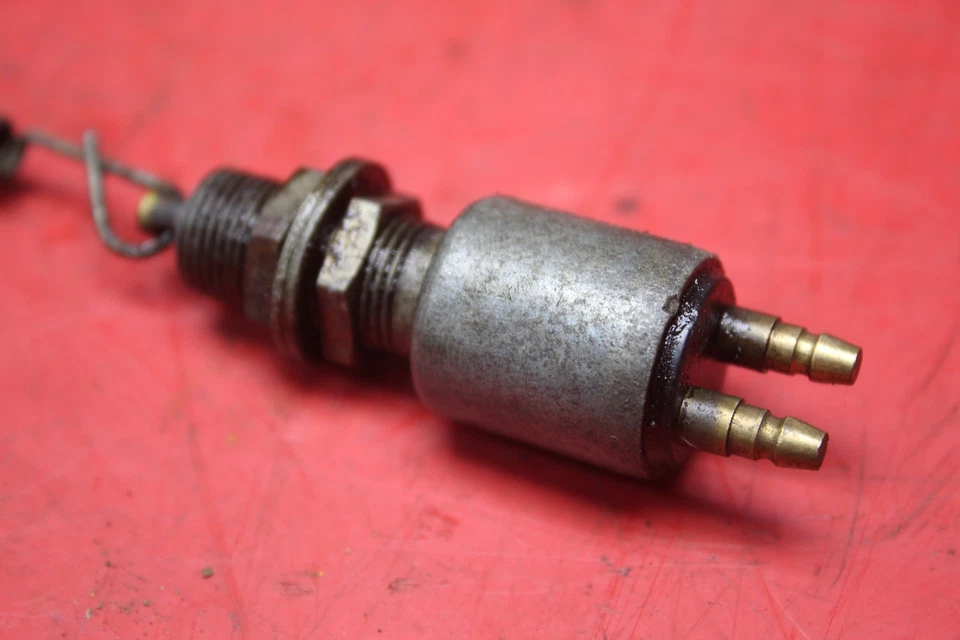 Interruptor de parada de lámpara de freno Suzuki TC100 1975 37610-53011 Foto 2 de 4