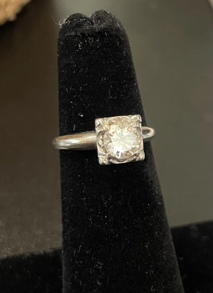 Anillo vintage de oro blanco de 14K y diamantes para dama Foto 2 de 4