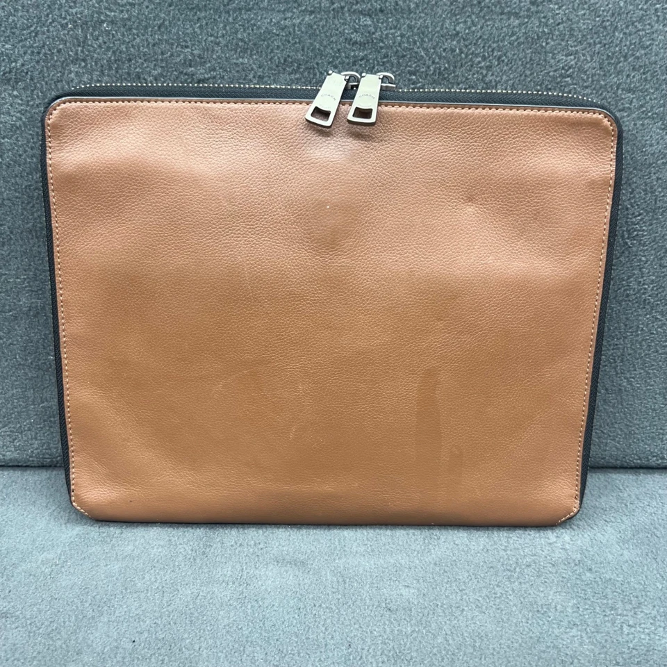 Cartera de cuero marrón COACH con cremallera superior para tableta funda a rayas para computadora portátil Foto 3 de 4