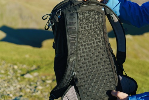 Osprey Skarab 22L Hiking Daysack Backpack Black or Green RRP £90.00 - Picture 9 of 17