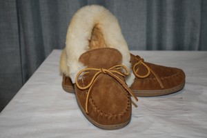minnetonka women's alpine sheepskin moccasin