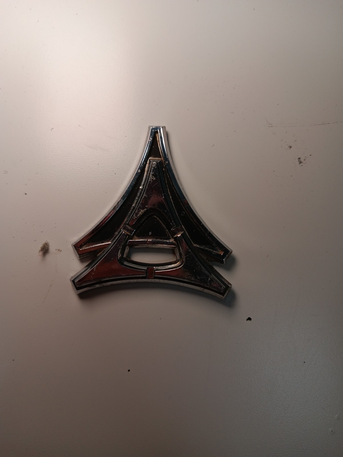 VINTAGE 1964 MOPAR DODGE POLARA HARDTOP ROOF SIDE C PILLAR EMBLEM OEM STICK ON - Photo 1