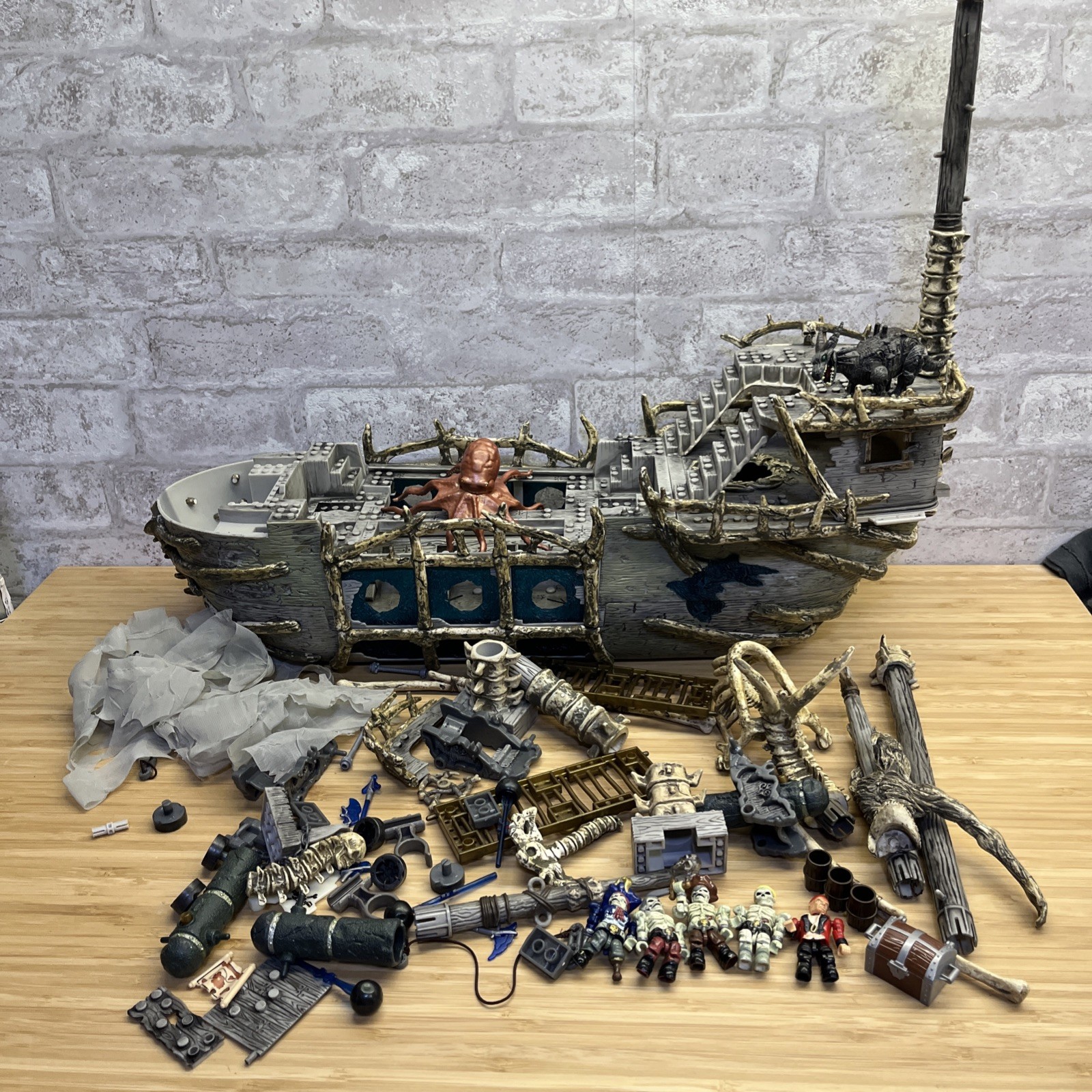 Lot Of Pirates Of The Caribbean MEGA Blocks Figures Ship Parts