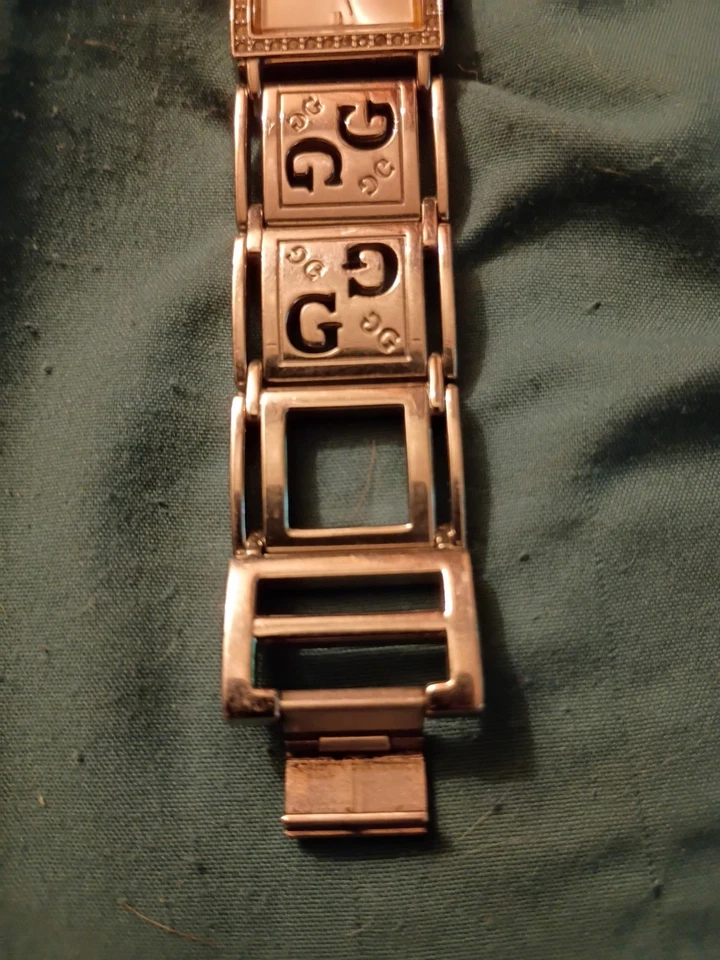 Reloj Guess plateado de 6 pulgadas con logotipo impreso cuadrados y 33 joyas alrededor de la cara Foto 2 de 4