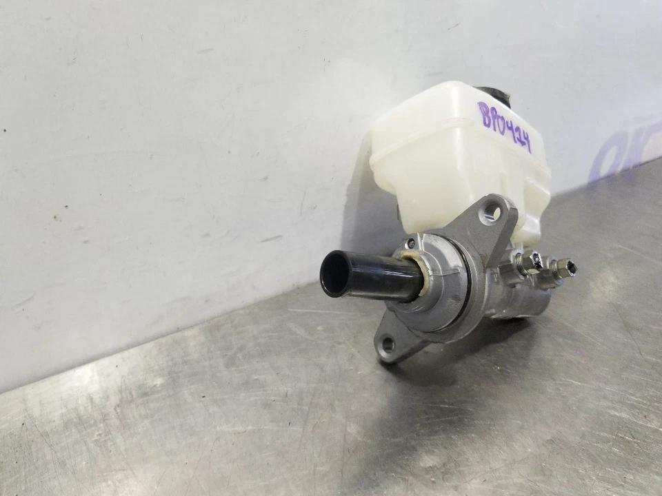 17 2017 TOYOTA 4 RUNNER SR5 4.0L MASTER BRAKE CYLINDER  - Image 3 of 4