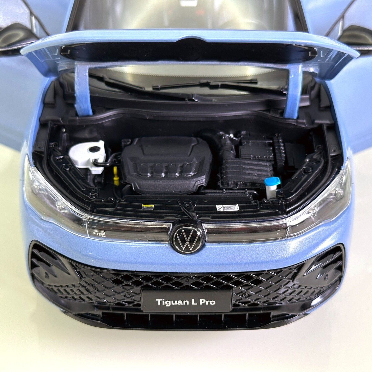 Volkswagen Tiguan L Pro 1/18 スケールモデルミニカー 1:18 Volkswagen Tiguan L PRO SUV Alloy Car Model Diecast