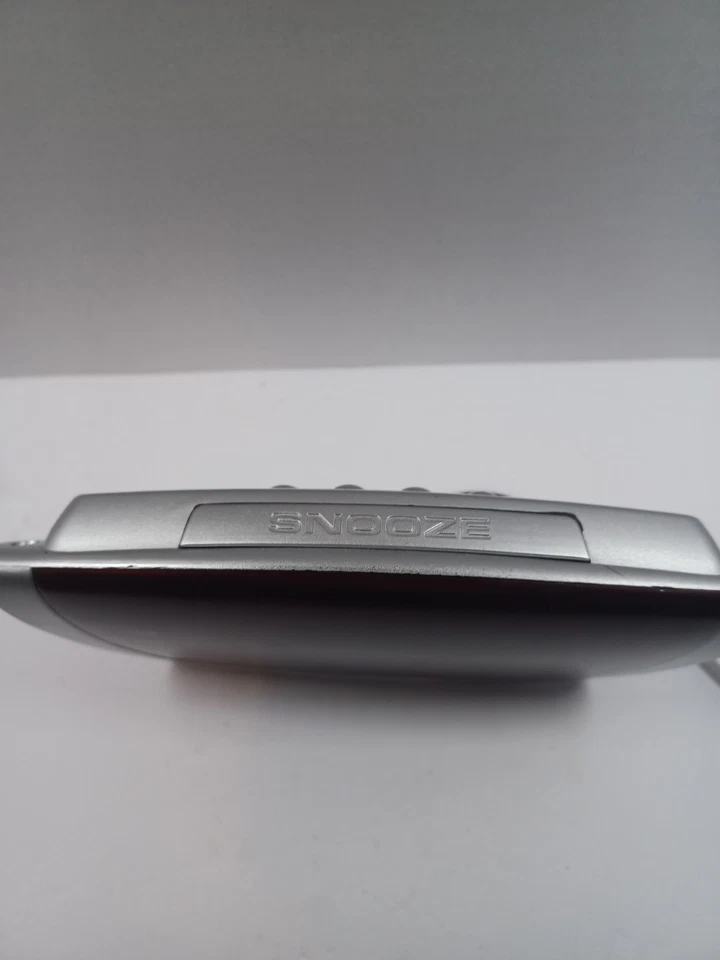 Equity Reloj Despertador LED 75906 Alto Bajo Atenuador Reposo Estuche Plateado Pantalla Roja Foto 2 de 3